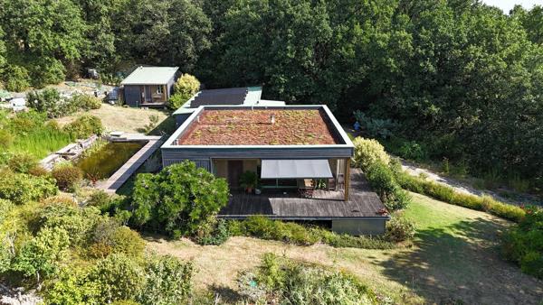 Maison bioclimatique à ossature bois avec gîte, piscine naturelle et autonomie énergétique