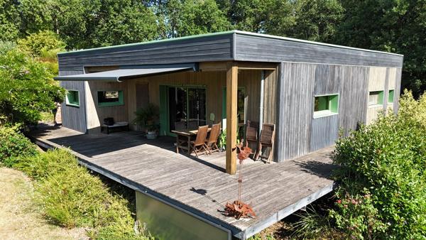 Maison bioclimatique à ossature bois avec gîte, piscine naturelle et autonomie énergétique
