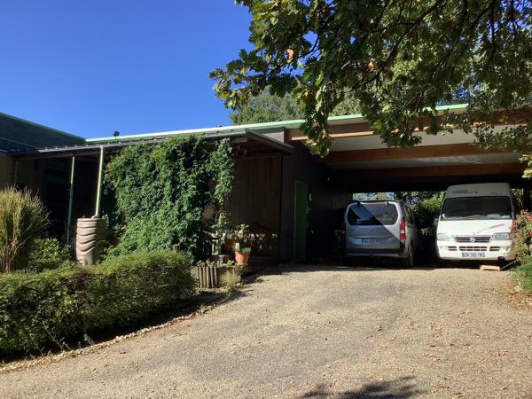 Maison bioclimatique à ossature bois avec gîte, piscine naturelle et autonomie énergétique