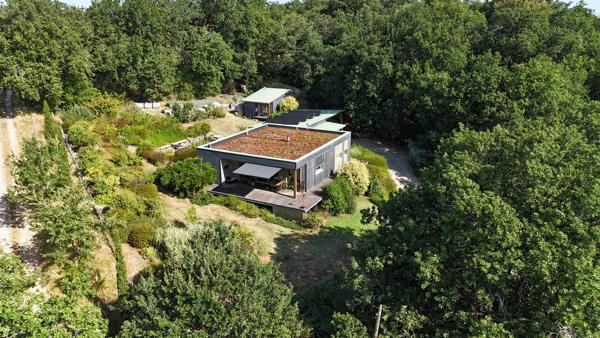 Maison bioclimatique à ossature bois avec gîte, piscine naturelle et autonomie énergétique
