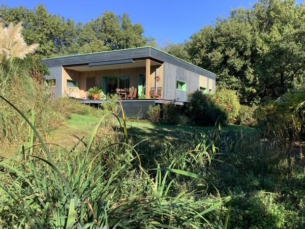 Maison bioclimatique à ossature bois avec gîte, piscine naturelle et autonomie énergétique