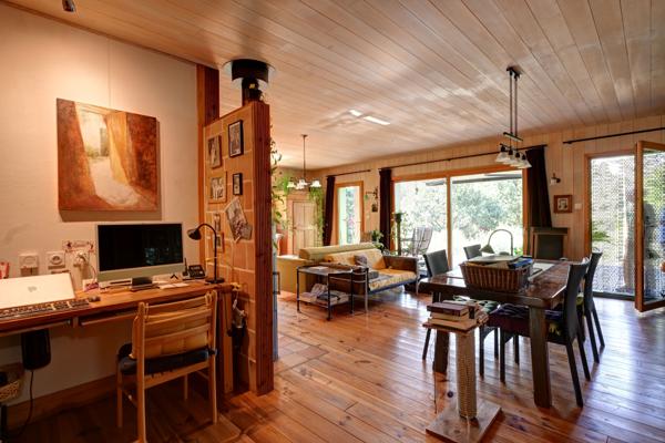 Maison bioclimatique à ossature bois avec gîte, piscine naturelle et autonomie énergétique
