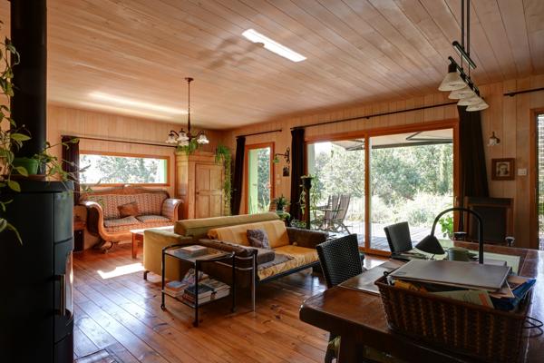 Maison bioclimatique à ossature bois avec gîte, piscine naturelle et autonomie énergétique