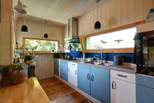 Maison bioclimatique à ossature bois avec gîte, piscine naturelle et autonomie énergétique