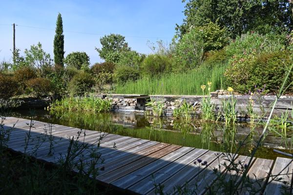 Maison bioclimatique à ossature bois avec gîte, piscine naturelle et autonomie énergétique