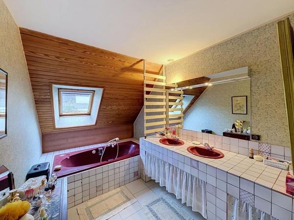 EXCLUSIVITÉ LARMOR-PLAGE : Maison familiale de 4 chambres dans un quartier calme avec jardin et garage