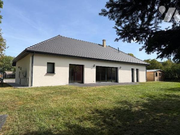 A 10 mn de MAURIAC (Cantal), A VENDRE : belle maison contemporaine de plain-pied comprenant une...
