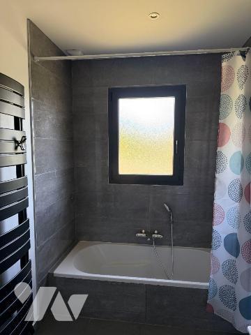 A 10 mn de MAURIAC (Cantal), A VENDRE : belle maison contemporaine de plain-pied comprenant une...