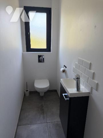A 10 mn de MAURIAC (Cantal), A VENDRE : belle maison contemporaine de plain-pied comprenant une...
