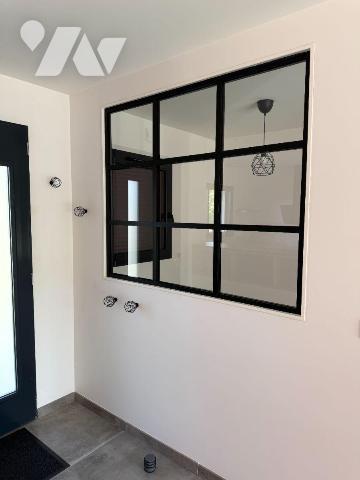 A 10 mn de MAURIAC (Cantal), A VENDRE : belle maison contemporaine de plain-pied comprenant une...