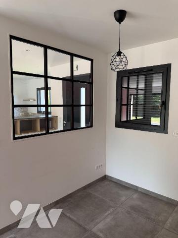 A 10 mn de MAURIAC (Cantal), A VENDRE : belle maison contemporaine de plain-pied comprenant une...