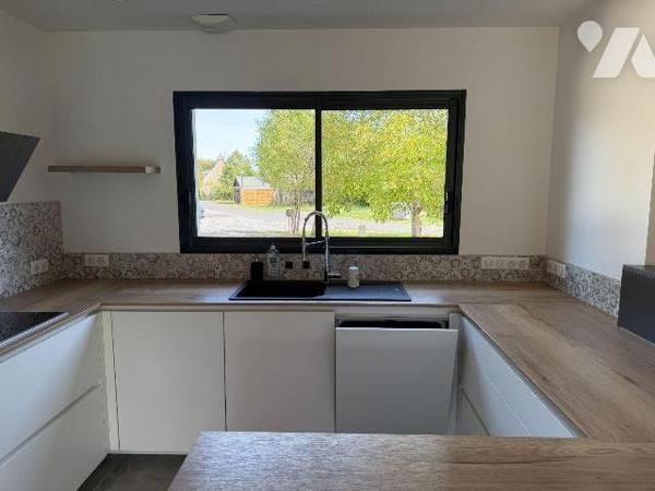 A 10 mn de MAURIAC (Cantal), A VENDRE : belle maison contemporaine de plain-pied comprenant une...