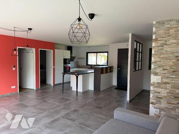 A 10 mn de MAURIAC (Cantal), A VENDRE : belle maison contemporaine de plain-pied comprenant une...