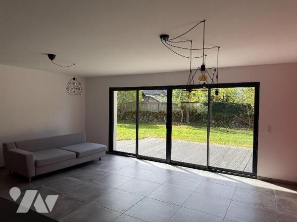 A 10 mn de MAURIAC (Cantal), A VENDRE : belle maison contemporaine de plain-pied comprenant une...