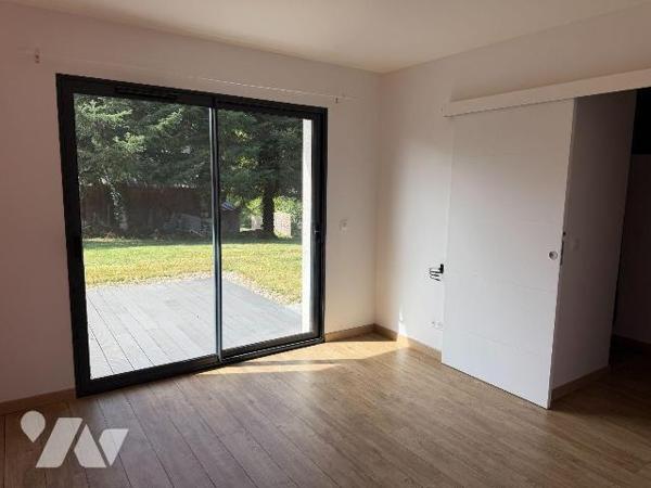 A 10 mn de MAURIAC (Cantal), A VENDRE : belle maison contemporaine de plain-pied comprenant une...