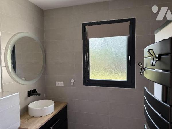 A 10 mn de MAURIAC (Cantal), A VENDRE : belle maison contemporaine de plain-pied comprenant une...