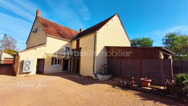 Située dans un environnement agréable et bien situé, cette maison d’environ 140 m² habitables offre de beaux volumes et un terrain d’environ 1 400 m².

Au rez-de-chaussée, vous découvrirez une entrée donnant directement sur un double salon-séjour, une salle à manger avec cuisine ouverte, une salle d’eau et un WC indépendant. Une pièce supplémentaire, pouvant faire office de bureau ou de quatrième chambre, permet d’accéder à l’étage.

À l’étage, un palier dessert trois chambres, dont une avec dressing.

Le bien dispose également d’un garage d’environ 40 m², d'une buanderie, d’un atelier, d’une cave et d’une terrasse.

Côté confort : pompe à chaleur air/eau, climatisation réversible à l’étage, fibre et tout-à-l’égout. Toiture refaite en 2006. La salle d’eau nécessitera un rafraîchissement.

Une maison familiale offrant de beaux volumes et un agréable terrain, avec la possibilité de créer une quatrième chambre. 
À découvrir sans tarder !