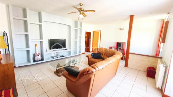 Située dans un environnement agréable et bien situé, cette maison d’environ 140 m² habitables offre de beaux volumes et un terrain d’environ 1 400 m².

Au rez-de-chaussée, vous découvrirez une entrée donnant directement sur un double salon-séjour, une salle à manger avec cuisine ouverte, une salle d’eau et un WC indépendant. Une pièce supplémentaire, pouvant faire office de bureau ou de quatrième chambre, permet d’accéder à l’étage.

À l’étage, un palier dessert trois chambres, dont une avec dressing.

Le bien dispose également d’un garage d’environ 40 m², d'une buanderie, d’un atelier, d’une cave et d’une terrasse.

Côté confort : pompe à chaleur air/eau, climatisation réversible à l’étage, fibre et tout-à-l’égout. Toiture refaite en 2006. La salle d’eau nécessitera un rafraîchissement.

Une maison familiale offrant de beaux volumes et un agréable terrain, avec la possibilité de créer une quatrième chambre. 
À découvrir sans tarder !