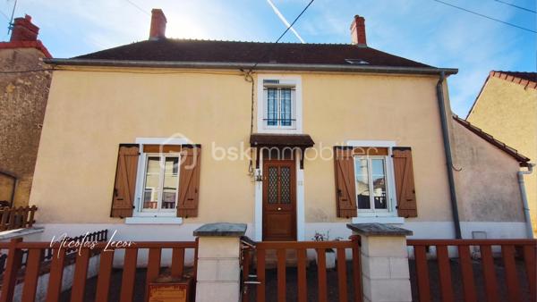 Située dans un environnement agréable et bien situé, cette maison d’environ 140 m² habitables offre de beaux volumes et un terrain d’environ 1 400 m².

Au rez-de-chaussée, vous découvrirez une entrée donnant directement sur un double salon-séjour, une salle à manger avec cuisine ouverte, une salle d’eau et un WC indépendant. Une pièce supplémentaire, pouvant faire office de bureau ou de quatrième chambre, permet d’accéder à l’étage.

À l’étage, un palier dessert trois chambres, dont une avec dressing.

Le bien dispose également d’un garage d’environ 40 m², d'une buanderie, d’un atelier, d’une cave et d’une terrasse.

Côté confort : pompe à chaleur air/eau, climatisation réversible à l’étage, fibre et tout-à-l’égout. Toiture refaite en 2006. La salle d’eau nécessitera un rafraîchissement.

Une maison familiale offrant de beaux volumes et un agréable terrain, avec la possibilité de créer une quatrième chambre. 
À découvrir sans tarder !