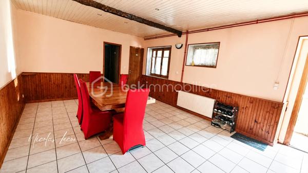 Située dans un environnement agréable et bien situé, cette maison d’environ 140 m² habitables offre de beaux volumes et un terrain d’environ 1 400 m².

Au rez-de-chaussée, vous découvrirez une entrée donnant directement sur un double salon-séjour, une salle à manger avec cuisine ouverte, une salle d’eau et un WC indépendant. Une pièce supplémentaire, pouvant faire office de bureau ou de quatrième chambre, permet d’accéder à l’étage.

À l’étage, un palier dessert trois chambres, dont une avec dressing.

Le bien dispose également d’un garage d’environ 40 m², d'une buanderie, d’un atelier, d’une cave et d’une terrasse.

Côté confort : pompe à chaleur air/eau, climatisation réversible à l’étage, fibre et tout-à-l’égout. Toiture refaite en 2006. La salle d’eau nécessitera un rafraîchissement.

Une maison familiale offrant de beaux volumes et un agréable terrain, avec la possibilité de créer une quatrième chambre. 
À découvrir sans tarder !