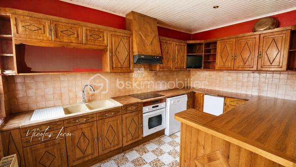 Située dans un environnement agréable et bien situé, cette maison d’environ 140 m² habitables offre de beaux volumes et un terrain d’environ 1 400 m².

Au rez-de-chaussée, vous découvrirez une entrée donnant directement sur un double salon-séjour, une salle à manger avec cuisine ouverte, une salle d’eau et un WC indépendant. Une pièce supplémentaire, pouvant faire office de bureau ou de quatrième chambre, permet d’accéder à l’étage.

À l’étage, un palier dessert trois chambres, dont une avec dressing.

Le bien dispose également d’un garage d’environ 40 m², d'une buanderie, d’un atelier, d’une cave et d’une terrasse.

Côté confort : pompe à chaleur air/eau, climatisation réversible à l’étage, fibre et tout-à-l’égout. Toiture refaite en 2006. La salle d’eau nécessitera un rafraîchissement.

Une maison familiale offrant de beaux volumes et un agréable terrain, avec la possibilité de créer une quatrième chambre. 
À découvrir sans tarder !