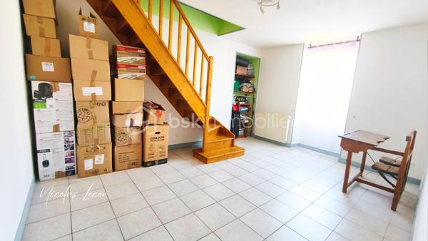 Située dans un environnement agréable et bien situé, cette maison d’environ 140 m² habitables offre de beaux volumes et un terrain d’environ 1 400 m².

Au rez-de-chaussée, vous découvrirez une entrée donnant directement sur un double salon-séjour, une salle à manger avec cuisine ouverte, une salle d’eau et un WC indépendant. Une pièce supplémentaire, pouvant faire office de bureau ou de quatrième chambre, permet d’accéder à l’étage.

À l’étage, un palier dessert trois chambres, dont une avec dressing.

Le bien dispose également d’un garage d’environ 40 m², d'une buanderie, d’un atelier, d’une cave et d’une terrasse.

Côté confort : pompe à chaleur air/eau, climatisation réversible à l’étage, fibre et tout-à-l’égout. Toiture refaite en 2006. La salle d’eau nécessitera un rafraîchissement.

Une maison familiale offrant de beaux volumes et un agréable terrain, avec la possibilité de créer une quatrième chambre. 
À découvrir sans tarder !