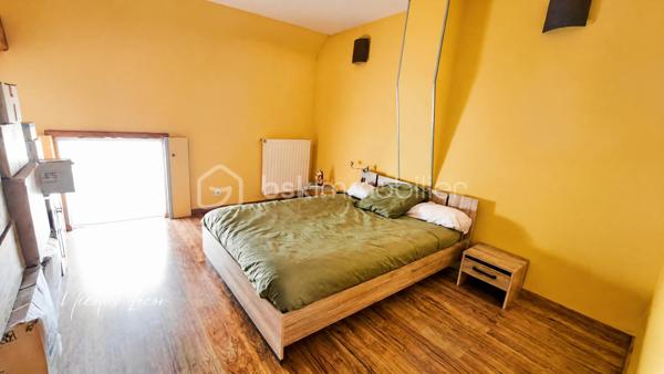 Située dans un environnement agréable et bien situé, cette maison d’environ 140 m² habitables offre de beaux volumes et un terrain d’environ 1 400 m².

Au rez-de-chaussée, vous découvrirez une entrée donnant directement sur un double salon-séjour, une salle à manger avec cuisine ouverte, une salle d’eau et un WC indépendant. Une pièce supplémentaire, pouvant faire office de bureau ou de quatrième chambre, permet d’accéder à l’étage.

À l’étage, un palier dessert trois chambres, dont une avec dressing.

Le bien dispose également d’un garage d’environ 40 m², d'une buanderie, d’un atelier, d’une cave et d’une terrasse.

Côté confort : pompe à chaleur air/eau, climatisation réversible à l’étage, fibre et tout-à-l’égout. Toiture refaite en 2006. La salle d’eau nécessitera un rafraîchissement.

Une maison familiale offrant de beaux volumes et un agréable terrain, avec la possibilité de créer une quatrième chambre. 
À découvrir sans tarder !