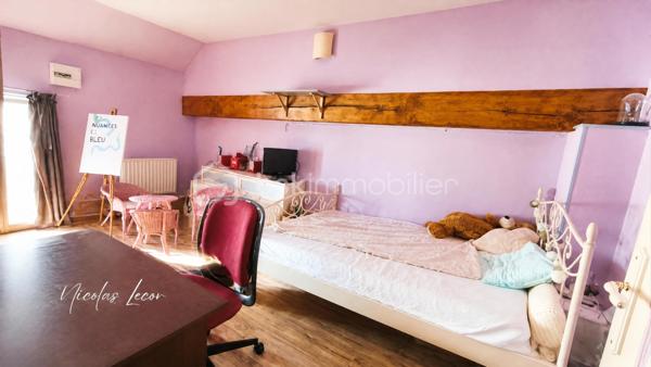 Située dans un environnement agréable et bien situé, cette maison d’environ 140 m² habitables offre de beaux volumes et un terrain d’environ 1 400 m².

Au rez-de-chaussée, vous découvrirez une entrée donnant directement sur un double salon-séjour, une salle à manger avec cuisine ouverte, une salle d’eau et un WC indépendant. Une pièce supplémentaire, pouvant faire office de bureau ou de quatrième chambre, permet d’accéder à l’étage.

À l’étage, un palier dessert trois chambres, dont une avec dressing.

Le bien dispose également d’un garage d’environ 40 m², d'une buanderie, d’un atelier, d’une cave et d’une terrasse.

Côté confort : pompe à chaleur air/eau, climatisation réversible à l’étage, fibre et tout-à-l’égout. Toiture refaite en 2006. La salle d’eau nécessitera un rafraîchissement.

Une maison familiale offrant de beaux volumes et un agréable terrain, avec la possibilité de créer une quatrième chambre. 
À découvrir sans tarder !