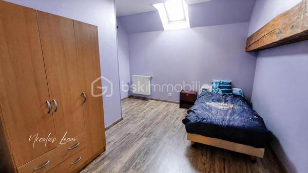 Située dans un environnement agréable et bien situé, cette maison d’environ 140 m² habitables offre de beaux volumes et un terrain d’environ 1 400 m².

Au rez-de-chaussée, vous découvrirez une entrée donnant directement sur un double salon-séjour, une salle à manger avec cuisine ouverte, une salle d’eau et un WC indépendant. Une pièce supplémentaire, pouvant faire office de bureau ou de quatrième chambre, permet d’accéder à l’étage.

À l’étage, un palier dessert trois chambres, dont une avec dressing.

Le bien dispose également d’un garage d’environ 40 m², d'une buanderie, d’un atelier, d’une cave et d’une terrasse.

Côté confort : pompe à chaleur air/eau, climatisation réversible à l’étage, fibre et tout-à-l’égout. Toiture refaite en 2006. La salle d’eau nécessitera un rafraîchissement.

Une maison familiale offrant de beaux volumes et un agréable terrain, avec la possibilité de créer une quatrième chambre. 
À découvrir sans tarder !