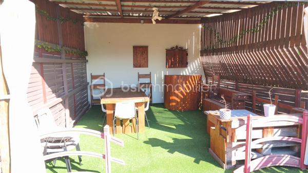 Située dans un environnement agréable et bien situé, cette maison d’environ 140 m² habitables offre de beaux volumes et un terrain d’environ 1 400 m².

Au rez-de-chaussée, vous découvrirez une entrée donnant directement sur un double salon-séjour, une salle à manger avec cuisine ouverte, une salle d’eau et un WC indépendant. Une pièce supplémentaire, pouvant faire office de bureau ou de quatrième chambre, permet d’accéder à l’étage.

À l’étage, un palier dessert trois chambres, dont une avec dressing.

Le bien dispose également d’un garage d’environ 40 m², d'une buanderie, d’un atelier, d’une cave et d’une terrasse.

Côté confort : pompe à chaleur air/eau, climatisation réversible à l’étage, fibre et tout-à-l’égout. Toiture refaite en 2006. La salle d’eau nécessitera un rafraîchissement.

Une maison familiale offrant de beaux volumes et un agréable terrain, avec la possibilité de créer une quatrième chambre. 
À découvrir sans tarder !