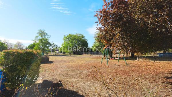 Située dans un environnement agréable et bien situé, cette maison d’environ 140 m² habitables offre de beaux volumes et un terrain d’environ 1 400 m².

Au rez-de-chaussée, vous découvrirez une entrée donnant directement sur un double salon-séjour, une salle à manger avec cuisine ouverte, une salle d’eau et un WC indépendant. Une pièce supplémentaire, pouvant faire office de bureau ou de quatrième chambre, permet d’accéder à l’étage.

À l’étage, un palier dessert trois chambres, dont une avec dressing.

Le bien dispose également d’un garage d’environ 40 m², d'une buanderie, d’un atelier, d’une cave et d’une terrasse.

Côté confort : pompe à chaleur air/eau, climatisation réversible à l’étage, fibre et tout-à-l’égout. Toiture refaite en 2006. La salle d’eau nécessitera un rafraîchissement.

Une maison familiale offrant de beaux volumes et un agréable terrain, avec la possibilité de créer une quatrième chambre. 
À découvrir sans tarder !
