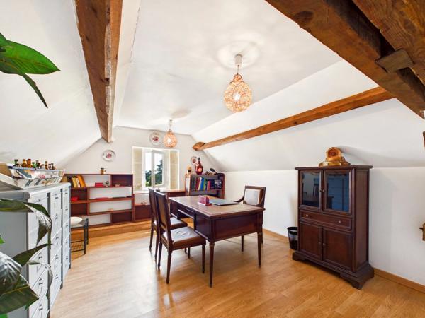 Maison de caractère avec six chambres, idéale pour une famille ou maison secondaire