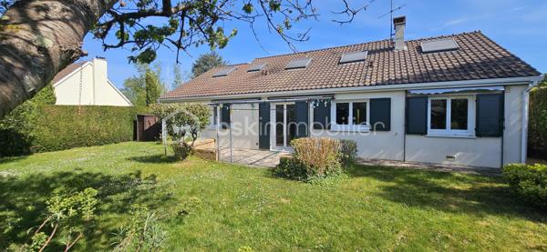 Située dans un secteur résidentiel calme et recherché de Mennecy, cette maison familiale offre un cadre de vie idéal, alliant confort, volumes et efficacité énergétique.

D’une surface généreuse de 148m2 sur 670m2 de terrain , elle se compose au RDC d’un bel espace de vie traversant et lumineux de plus de 40 m2, d'une cuisine équipée ouvrable sur séjour avec accès au garage. De plain-pied, 3 chambres avec placard dont une suite parentale avec salle de bains + WC, salle d'eau et WC.

A l'étage, le palier dessert un bureau et 2 chambres avec salle d'eau et WC.

À l’extérieur, profitez d’un agréable jardin clos sans vis-à-vis, idéal pour les moments en famille et les jeux des enfants.

Des prestations de qualité : double vitrage PVC, isolation de la toiture, velux récents.

Excellente performance énergétique, garantissant un confort thermique toute l’année et des économies significatives sur les consommations. Un véritable avantage dans le contexte actuel.

Idéale pour une famille à la recherche d'un cadre de vie paisible à proximité des commerces, écoles et activités culturelles / sportives. Mennecy dispose en effet d'un tissu associatif riche permettant à tous de pratiquer facilement activités en tous genres (sports, musique, loisirs créatifs…)

📞 À visiter sans tarder