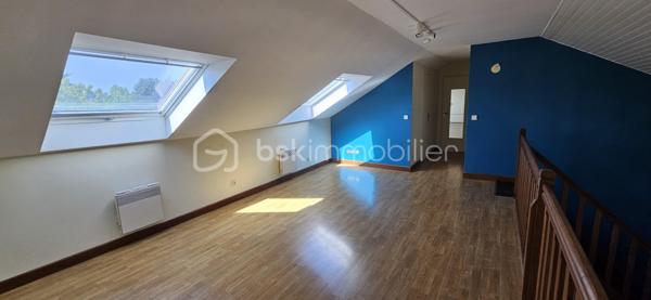 Située dans un secteur résidentiel calme et recherché de Mennecy, cette maison familiale offre un cadre de vie idéal, alliant confort, volumes et efficacité énergétique.

D’une surface généreuse de 148m2 sur 670m2 de terrain , elle se compose au RDC d’un bel espace de vie traversant et lumineux de plus de 40 m2, d'une cuisine équipée ouvrable sur séjour avec accès au garage. De plain-pied, 3 chambres avec placard dont une suite parentale avec salle de bains + WC, salle d'eau et WC.

A l'étage, le palier dessert un bureau et 2 chambres avec salle d'eau et WC.

À l’extérieur, profitez d’un agréable jardin clos sans vis-à-vis, idéal pour les moments en famille et les jeux des enfants.

Des prestations de qualité : double vitrage PVC, isolation de la toiture, velux récents.

Excellente performance énergétique, garantissant un confort thermique toute l’année et des économies significatives sur les consommations. Un véritable avantage dans le contexte actuel.

Idéale pour une famille à la recherche d'un cadre de vie paisible à proximité des commerces, écoles et activités culturelles / sportives. Mennecy dispose en effet d'un tissu associatif riche permettant à tous de pratiquer facilement activités en tous genres (sports, musique, loisirs créatifs…)

📞 À visiter sans tarder