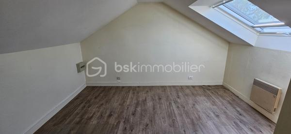 Située dans un secteur résidentiel calme et recherché de Mennecy, cette maison familiale offre un cadre de vie idéal, alliant confort, volumes et efficacité énergétique.

D’une surface généreuse de 148m2 sur 670m2 de terrain , elle se compose au RDC d’un bel espace de vie traversant et lumineux de plus de 40 m2, d'une cuisine équipée ouvrable sur séjour avec accès au garage. De plain-pied, 3 chambres avec placard dont une suite parentale avec salle de bains + WC, salle d'eau et WC.

A l'étage, le palier dessert un bureau et 2 chambres avec salle d'eau et WC.

À l’extérieur, profitez d’un agréable jardin clos sans vis-à-vis, idéal pour les moments en famille et les jeux des enfants.

Des prestations de qualité : double vitrage PVC, isolation de la toiture, velux récents.

Excellente performance énergétique, garantissant un confort thermique toute l’année et des économies significatives sur les consommations. Un véritable avantage dans le contexte actuel.

Idéale pour une famille à la recherche d'un cadre de vie paisible à proximité des commerces, écoles et activités culturelles / sportives. Mennecy dispose en effet d'un tissu associatif riche permettant à tous de pratiquer facilement activités en tous genres (sports, musique, loisirs créatifs…)

📞 À visiter sans tarder