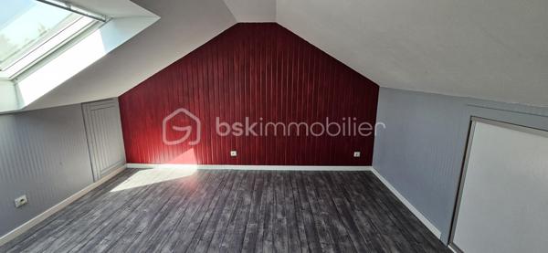 Située dans un secteur résidentiel calme et recherché de Mennecy, cette maison familiale offre un cadre de vie idéal, alliant confort, volumes et efficacité énergétique.

D’une surface généreuse de 148m2 sur 670m2 de terrain , elle se compose au RDC d’un bel espace de vie traversant et lumineux de plus de 40 m2, d'une cuisine équipée ouvrable sur séjour avec accès au garage. De plain-pied, 3 chambres avec placard dont une suite parentale avec salle de bains + WC, salle d'eau et WC.

A l'étage, le palier dessert un bureau et 2 chambres avec salle d'eau et WC.

À l’extérieur, profitez d’un agréable jardin clos sans vis-à-vis, idéal pour les moments en famille et les jeux des enfants.

Des prestations de qualité : double vitrage PVC, isolation de la toiture, velux récents.

Excellente performance énergétique, garantissant un confort thermique toute l’année et des économies significatives sur les consommations. Un véritable avantage dans le contexte actuel.

Idéale pour une famille à la recherche d'un cadre de vie paisible à proximité des commerces, écoles et activités culturelles / sportives. Mennecy dispose en effet d'un tissu associatif riche permettant à tous de pratiquer facilement activités en tous genres (sports, musique, loisirs créatifs…)

📞 À visiter sans tarder