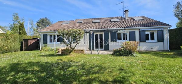 Située dans un secteur résidentiel calme et recherché de Mennecy, cette maison familiale offre un cadre de vie idéal, alliant confort, volumes et efficacité énergétique.

D’une surface généreuse de 148m2 sur 670m2 de terrain , elle se compose au RDC d’un bel espace de vie traversant et lumineux de plus de 40 m2, d'une cuisine équipée ouvrable sur séjour avec accès au garage. De plain-pied, 3 chambres avec placard dont une suite parentale avec salle de bains + WC, salle d'eau et WC.

A l'étage, le palier dessert un bureau et 2 chambres avec salle d'eau et WC.

À l’extérieur, profitez d’un agréable jardin clos sans vis-à-vis, idéal pour les moments en famille et les jeux des enfants.

Des prestations de qualité : double vitrage PVC, isolation de la toiture, velux récents.

Excellente performance énergétique, garantissant un confort thermique toute l’année et des économies significatives sur les consommations. Un véritable avantage dans le contexte actuel.

Idéale pour une famille à la recherche d'un cadre de vie paisible à proximité des commerces, écoles et activités culturelles / sportives. Mennecy dispose en effet d'un tissu associatif riche permettant à tous de pratiquer facilement activités en tous genres (sports, musique, loisirs créatifs…)

📞 À visiter sans tarder