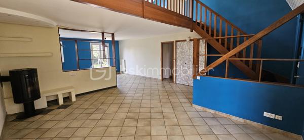 Située dans un secteur résidentiel calme et recherché de Mennecy, cette maison familiale offre un cadre de vie idéal, alliant confort, volumes et efficacité énergétique.

D’une surface généreuse de 148m2 sur 670m2 de terrain , elle se compose au RDC d’un bel espace de vie traversant et lumineux de plus de 40 m2, d'une cuisine équipée ouvrable sur séjour avec accès au garage. De plain-pied, 3 chambres avec placard dont une suite parentale avec salle de bains + WC, salle d'eau et WC.

A l'étage, le palier dessert un bureau et 2 chambres avec salle d'eau et WC.

À l’extérieur, profitez d’un agréable jardin clos sans vis-à-vis, idéal pour les moments en famille et les jeux des enfants.

Des prestations de qualité : double vitrage PVC, isolation de la toiture, velux récents.

Excellente performance énergétique, garantissant un confort thermique toute l’année et des économies significatives sur les consommations. Un véritable avantage dans le contexte actuel.

Idéale pour une famille à la recherche d'un cadre de vie paisible à proximité des commerces, écoles et activités culturelles / sportives. Mennecy dispose en effet d'un tissu associatif riche permettant à tous de pratiquer facilement activités en tous genres (sports, musique, loisirs créatifs…)

📞 À visiter sans tarder
