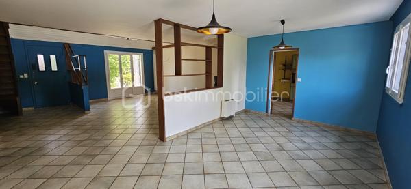 Située dans un secteur résidentiel calme et recherché de Mennecy, cette maison familiale offre un cadre de vie idéal, alliant confort, volumes et efficacité énergétique.

D’une surface généreuse de 148m2 sur 670m2 de terrain , elle se compose au RDC d’un bel espace de vie traversant et lumineux de plus de 40 m2, d'une cuisine équipée ouvrable sur séjour avec accès au garage. De plain-pied, 3 chambres avec placard dont une suite parentale avec salle de bains + WC, salle d'eau et WC.

A l'étage, le palier dessert un bureau et 2 chambres avec salle d'eau et WC.

À l’extérieur, profitez d’un agréable jardin clos sans vis-à-vis, idéal pour les moments en famille et les jeux des enfants.

Des prestations de qualité : double vitrage PVC, isolation de la toiture, velux récents.

Excellente performance énergétique, garantissant un confort thermique toute l’année et des économies significatives sur les consommations. Un véritable avantage dans le contexte actuel.

Idéale pour une famille à la recherche d'un cadre de vie paisible à proximité des commerces, écoles et activités culturelles / sportives. Mennecy dispose en effet d'un tissu associatif riche permettant à tous de pratiquer facilement activités en tous genres (sports, musique, loisirs créatifs…)

📞 À visiter sans tarder