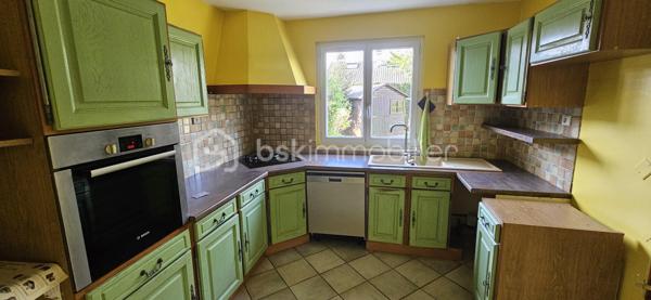 Située dans un secteur résidentiel calme et recherché de Mennecy, cette maison familiale offre un cadre de vie idéal, alliant confort, volumes et efficacité énergétique.

D’une surface généreuse de 148m2 sur 670m2 de terrain , elle se compose au RDC d’un bel espace de vie traversant et lumineux de plus de 40 m2, d'une cuisine équipée ouvrable sur séjour avec accès au garage. De plain-pied, 3 chambres avec placard dont une suite parentale avec salle de bains + WC, salle d'eau et WC.

A l'étage, le palier dessert un bureau et 2 chambres avec salle d'eau et WC.

À l’extérieur, profitez d’un agréable jardin clos sans vis-à-vis, idéal pour les moments en famille et les jeux des enfants.

Des prestations de qualité : double vitrage PVC, isolation de la toiture, velux récents.

Excellente performance énergétique, garantissant un confort thermique toute l’année et des économies significatives sur les consommations. Un véritable avantage dans le contexte actuel.

Idéale pour une famille à la recherche d'un cadre de vie paisible à proximité des commerces, écoles et activités culturelles / sportives. Mennecy dispose en effet d'un tissu associatif riche permettant à tous de pratiquer facilement activités en tous genres (sports, musique, loisirs créatifs…)

📞 À visiter sans tarder