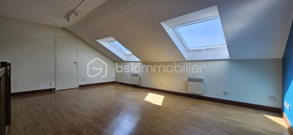 Située dans un secteur résidentiel calme et recherché de Mennecy, cette maison familiale offre un cadre de vie idéal, alliant confort, volumes et efficacité énergétique.

D’une surface généreuse de 148m2 sur 670m2 de terrain , elle se compose au RDC d’un bel espace de vie traversant et lumineux de plus de 40 m2, d'une cuisine équipée ouvrable sur séjour avec accès au garage. De plain-pied, 3 chambres avec placard dont une suite parentale avec salle de bains + WC, salle d'eau et WC.

A l'étage, le palier dessert un bureau et 2 chambres avec salle d'eau et WC.

À l’extérieur, profitez d’un agréable jardin clos sans vis-à-vis, idéal pour les moments en famille et les jeux des enfants.

Des prestations de qualité : double vitrage PVC, isolation de la toiture, velux récents.

Excellente performance énergétique, garantissant un confort thermique toute l’année et des économies significatives sur les consommations. Un véritable avantage dans le contexte actuel.

Idéale pour une famille à la recherche d'un cadre de vie paisible à proximité des commerces, écoles et activités culturelles / sportives. Mennecy dispose en effet d'un tissu associatif riche permettant à tous de pratiquer facilement activités en tous genres (sports, musique, loisirs créatifs…)

📞 À visiter sans tarder