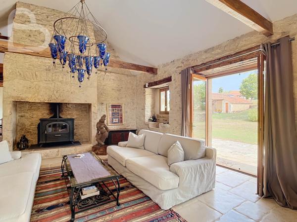 Frayssinet-le-Gélat (46250) Magnifique propriété en pierre avec piscine, grange et carport