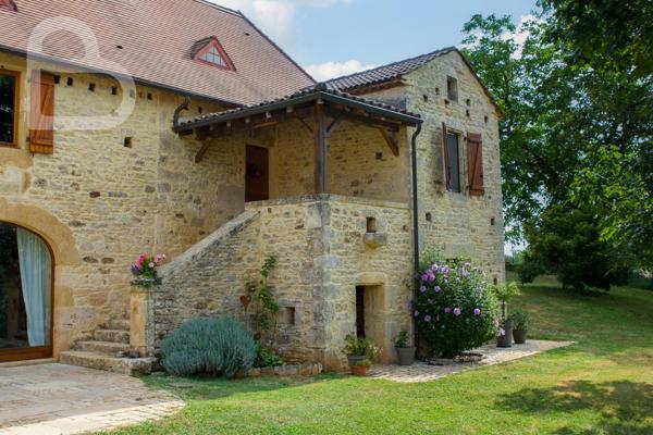 Frayssinet-le-Gélat (46250) Magnifique propriété en pierre avec piscine, grange et carport