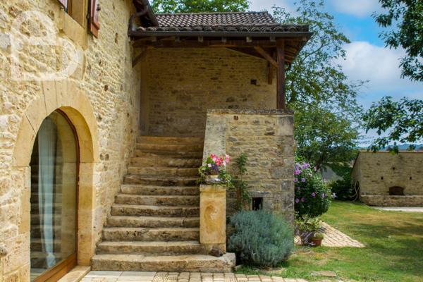Frayssinet-le-Gélat (46250) Magnifique propriété en pierre avec piscine, grange et carport