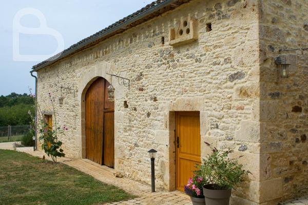 Frayssinet-le-Gélat (46250) Magnifique propriété en pierre avec piscine, grange et carport