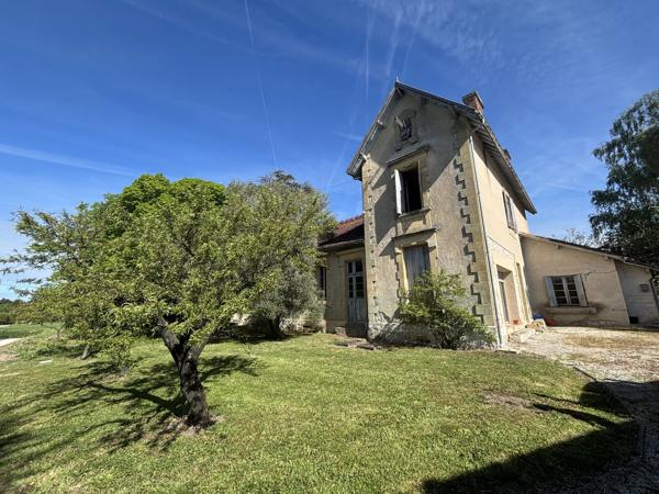 Grande maison de caractère à rénover entièrement, située dans un cadre paisible