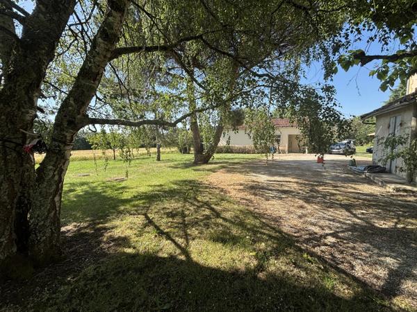 Grande maison de caractère à rénover entièrement, située dans un cadre paisible