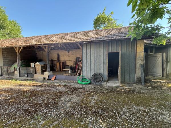 Grande maison de caractère à rénover entièrement, située dans un cadre paisible