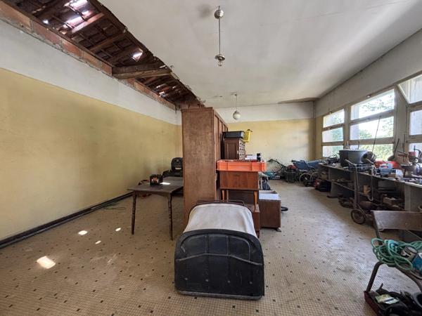 Grande maison de caractère à rénover entièrement, située dans un cadre paisible