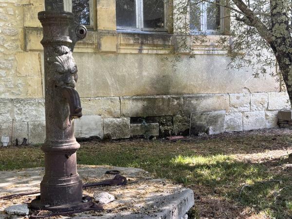 Grande maison de caractère à rénover entièrement, située dans un cadre paisible